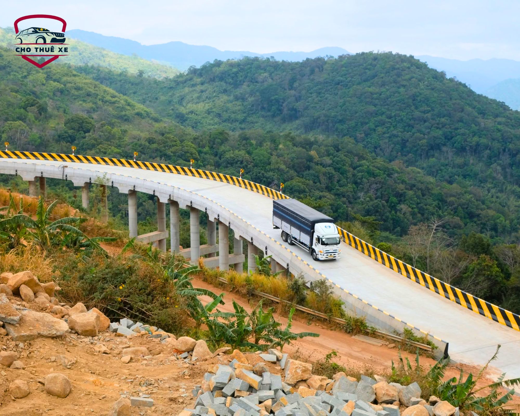 Con đường đèo Đại Ninh mở ra khung cảnh núi rừng đẹp mắt trên chuyến xe Mũi Né đi Đà Lạt