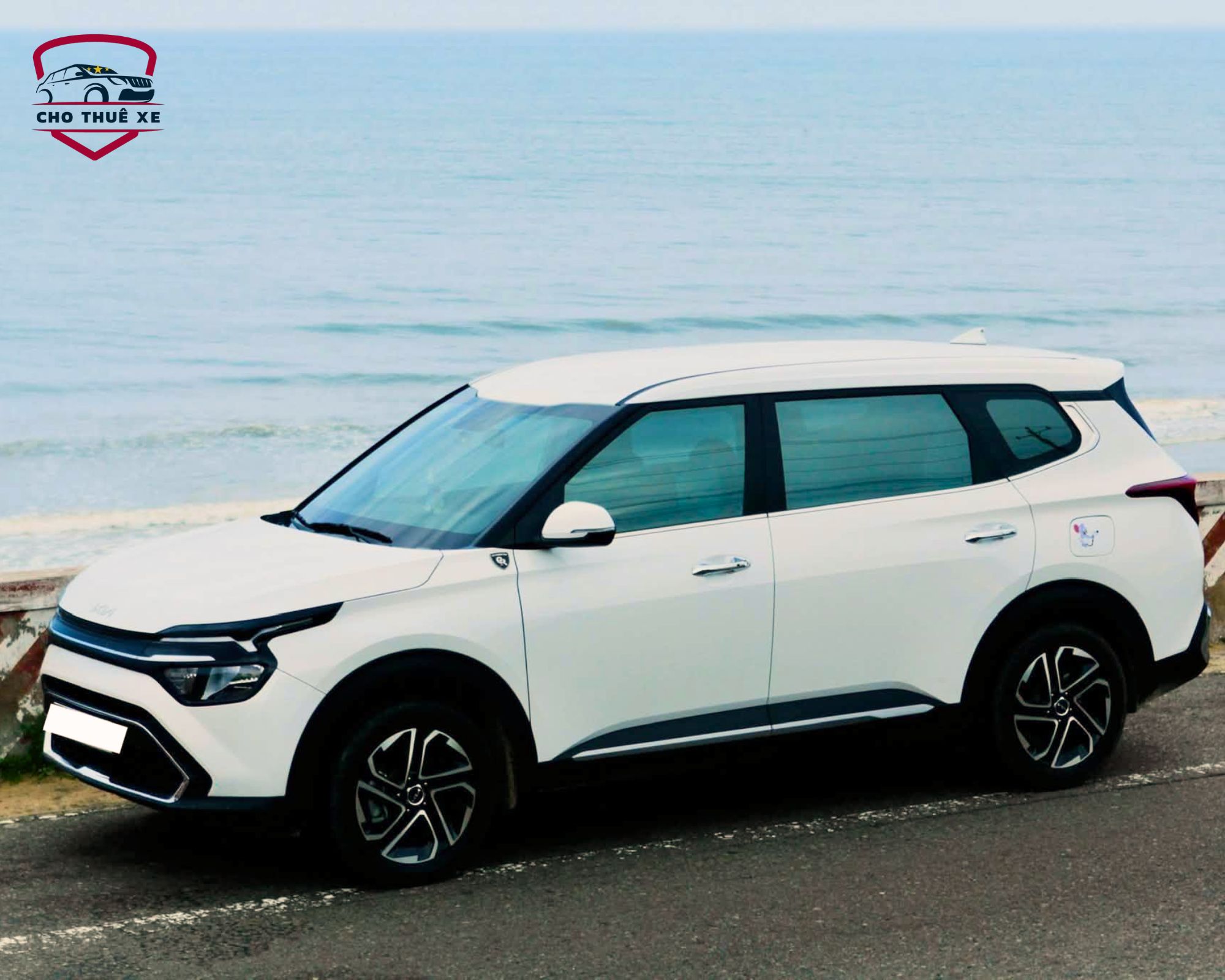 Dịch vụ Mũi Né đi Đà Lạt 1 chiều với xe MPV màu trắng hiện đại đỗ bên bờ biển trên đường đi Đà Lạt