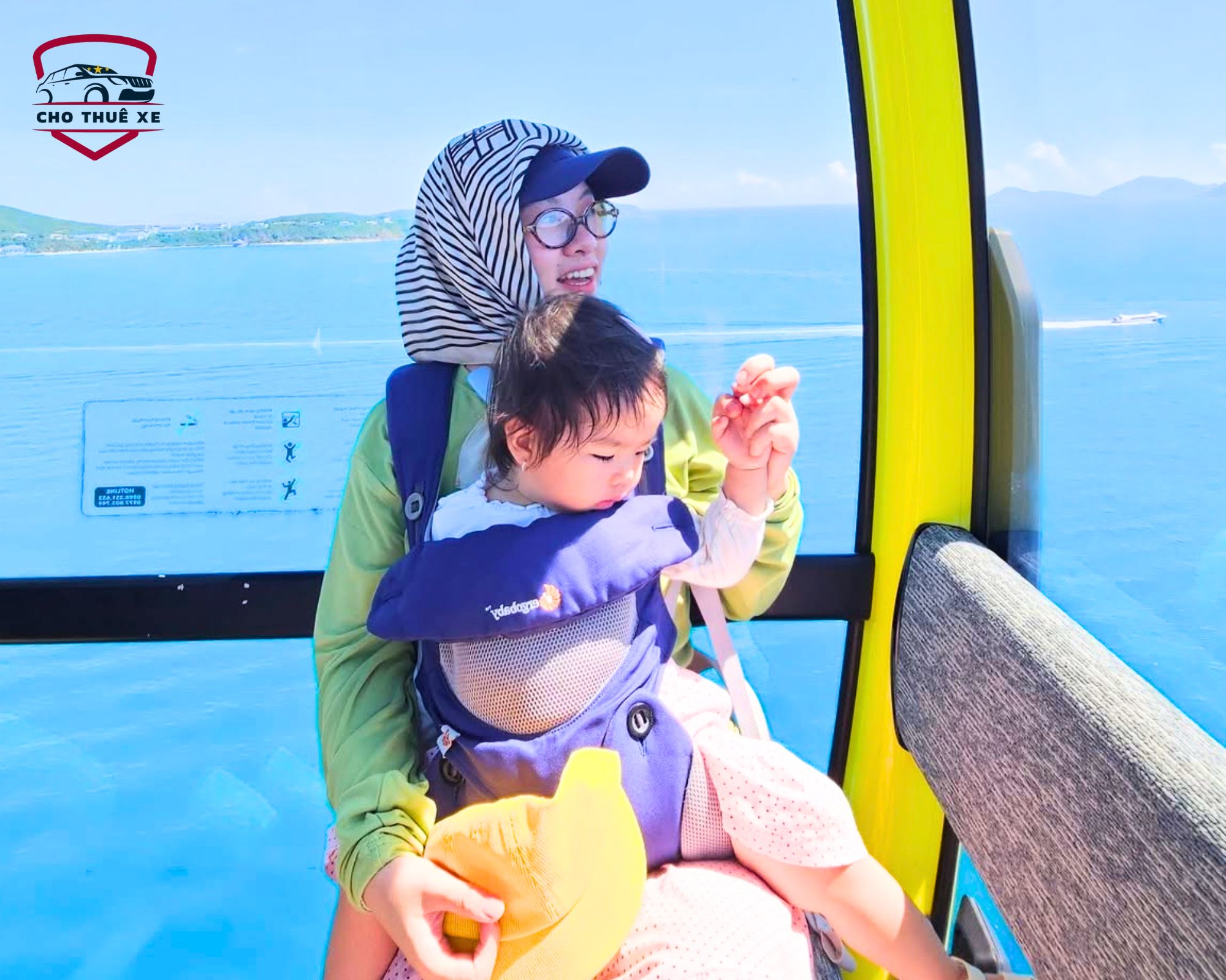 Du khách trải nghiệm cáp treo Vinpearl Nha Trang ngắm trọn vịnh biển xanh ngát