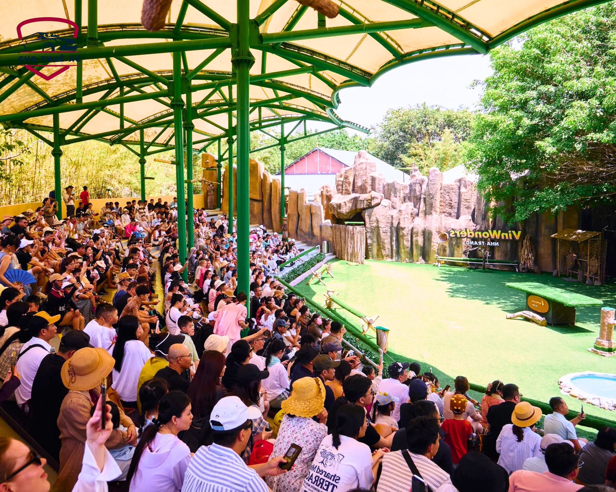 Khán đài rợp bóng mát với lượng lớn khách tham quan tại King's Garden