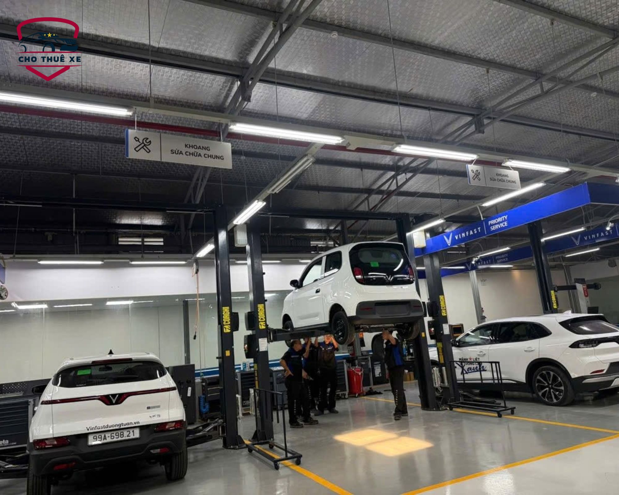 Khu vực sửa chữa chung trong xưởng dịch vụ, xe ô tô điện nâng cầu để kiểm tra gầm máy