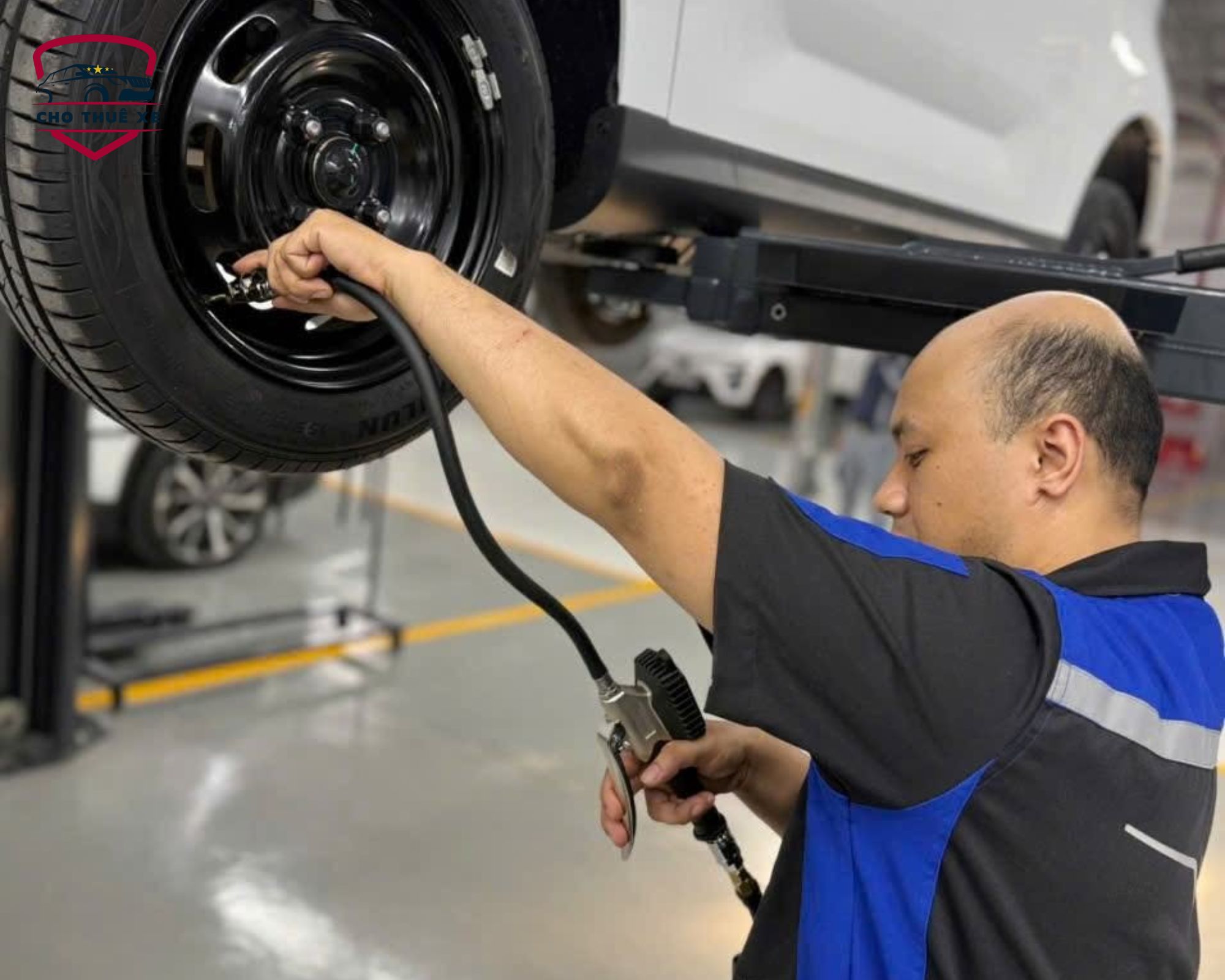 Kiểm tra lốp xe ô tô điện và hệ thống treo tại xưởng dịch vụ bằng súng khí nén