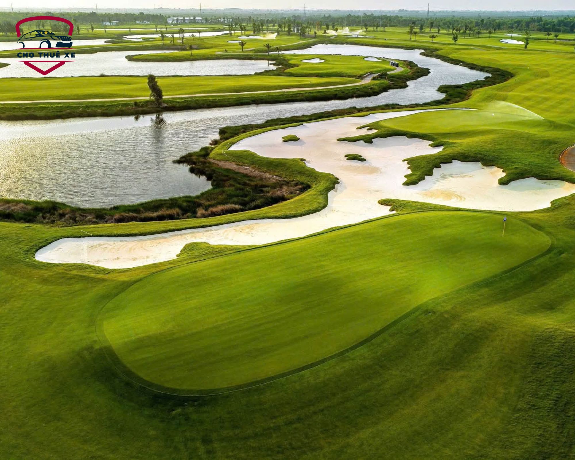 Sân golf ven biển Vinpearl Golf Nha Trang sở hữu thiết kế hồ nước và bẫy cát thử thách