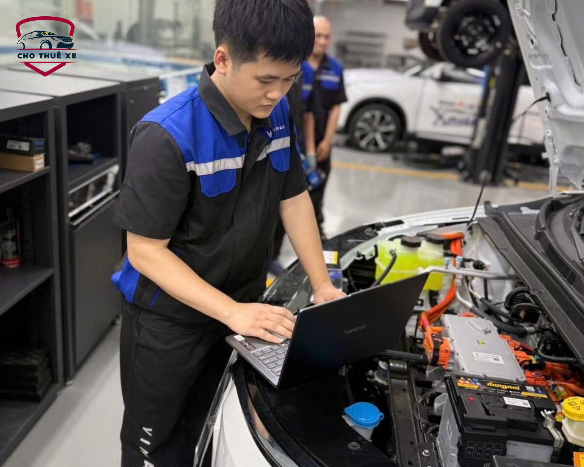 Sự khác biệt giữa bảo dưỡng ô tô điện và xe xăng_ kiểm tra khoang máy bằng thiết bị chẩn đoán