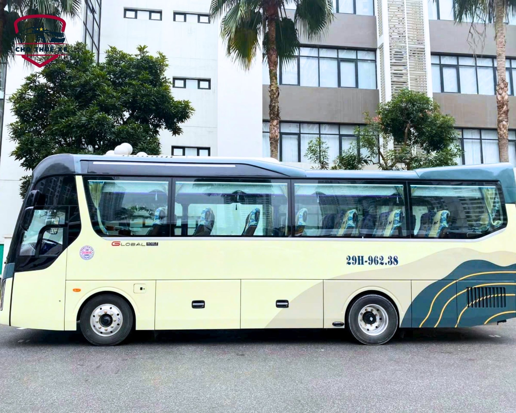 Thuê xe đi Cát Bà cho đoàn đông, xe 29 chỗ màu kem sạch bóng, tài xế quen tuyến đón tận nơi trả tận chỗ