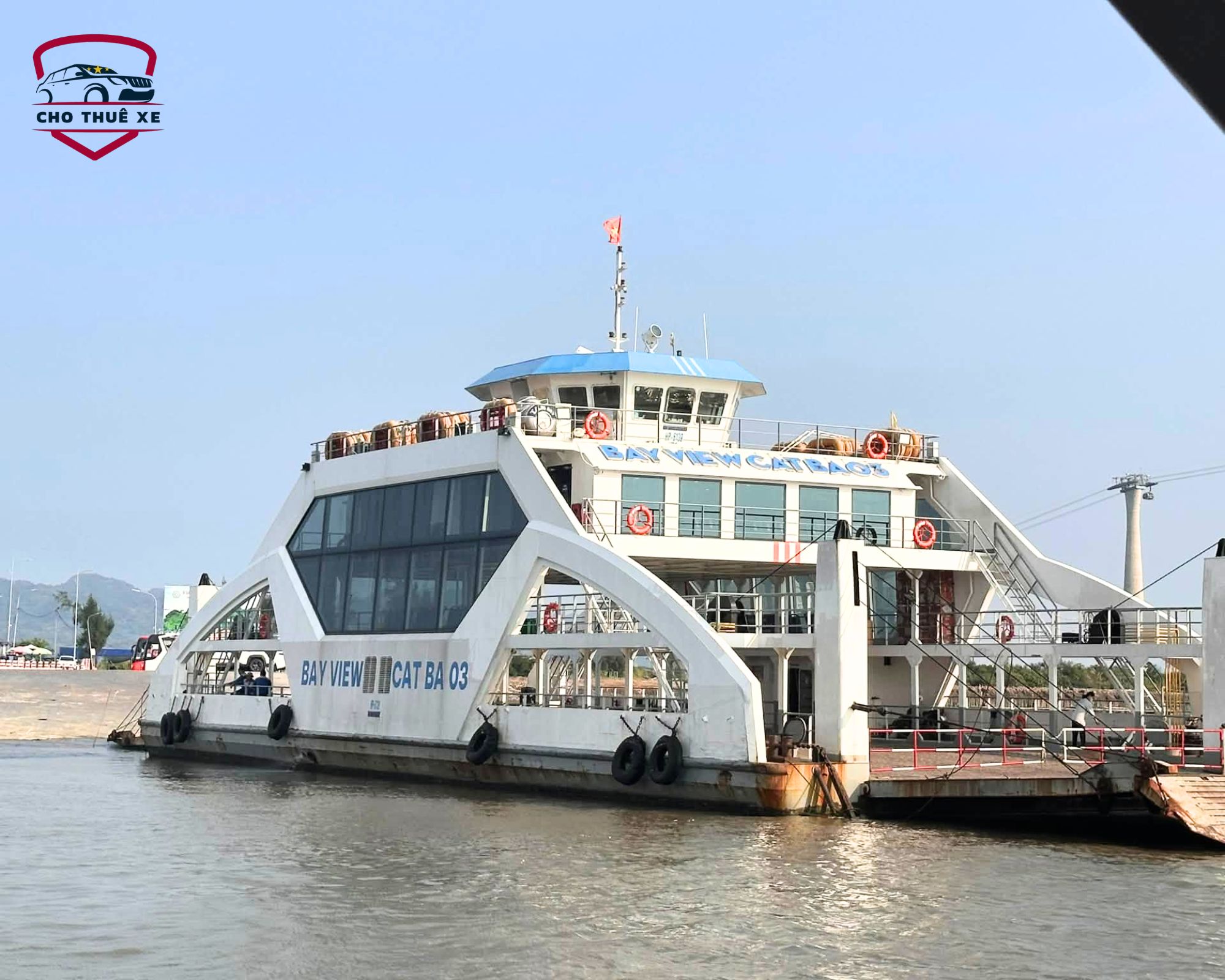 Từ boong trên nhìn xuống, khoang phà há miệng đón cả đoàn xe cho hành trình qua phà Đồng Bài sang bến Cái Viềng