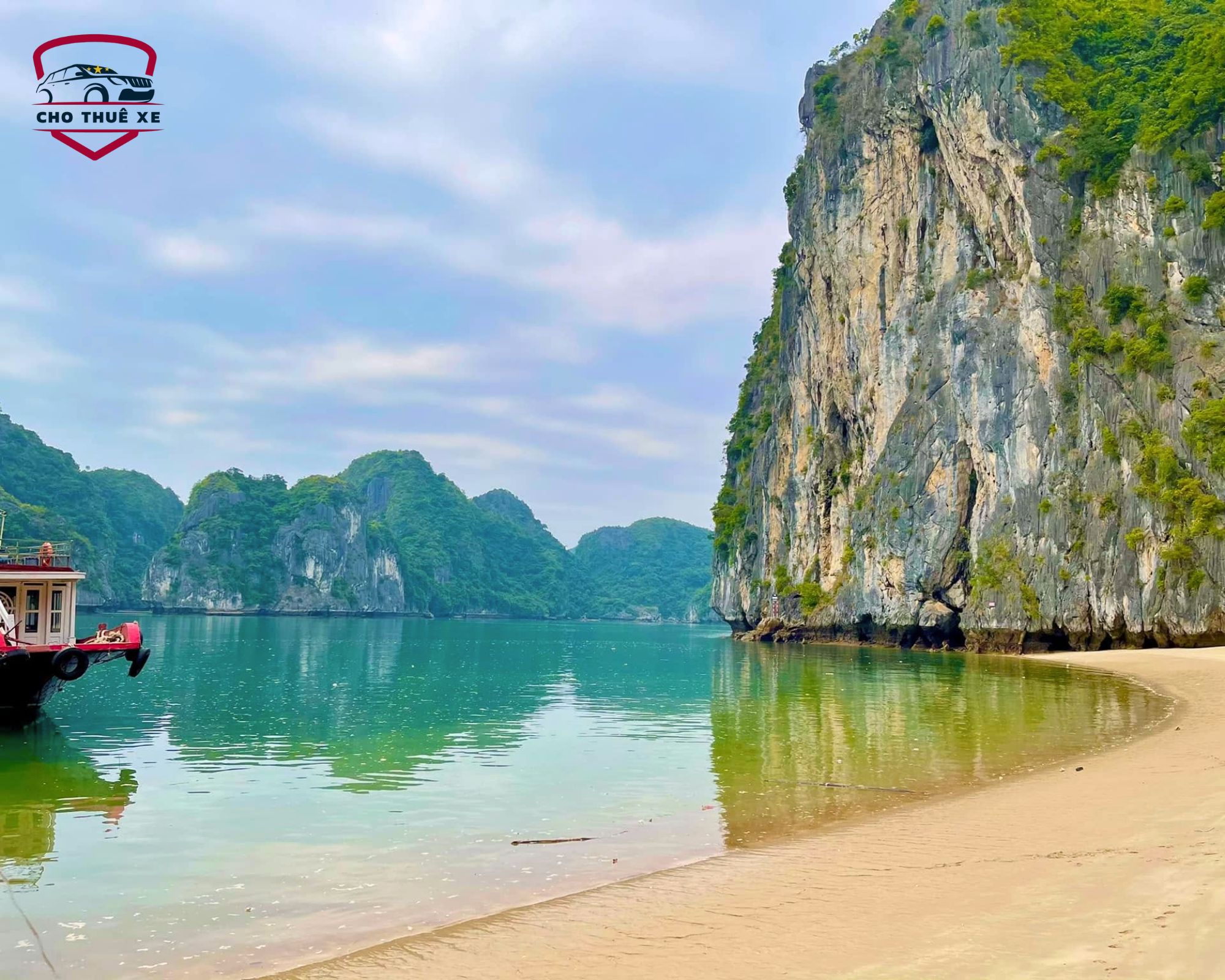 Vịnh Lan Hạ với mặt nước xanh ngọc phẳng lặng, các đảo đá vôi xanh rậm nổi giữa biển