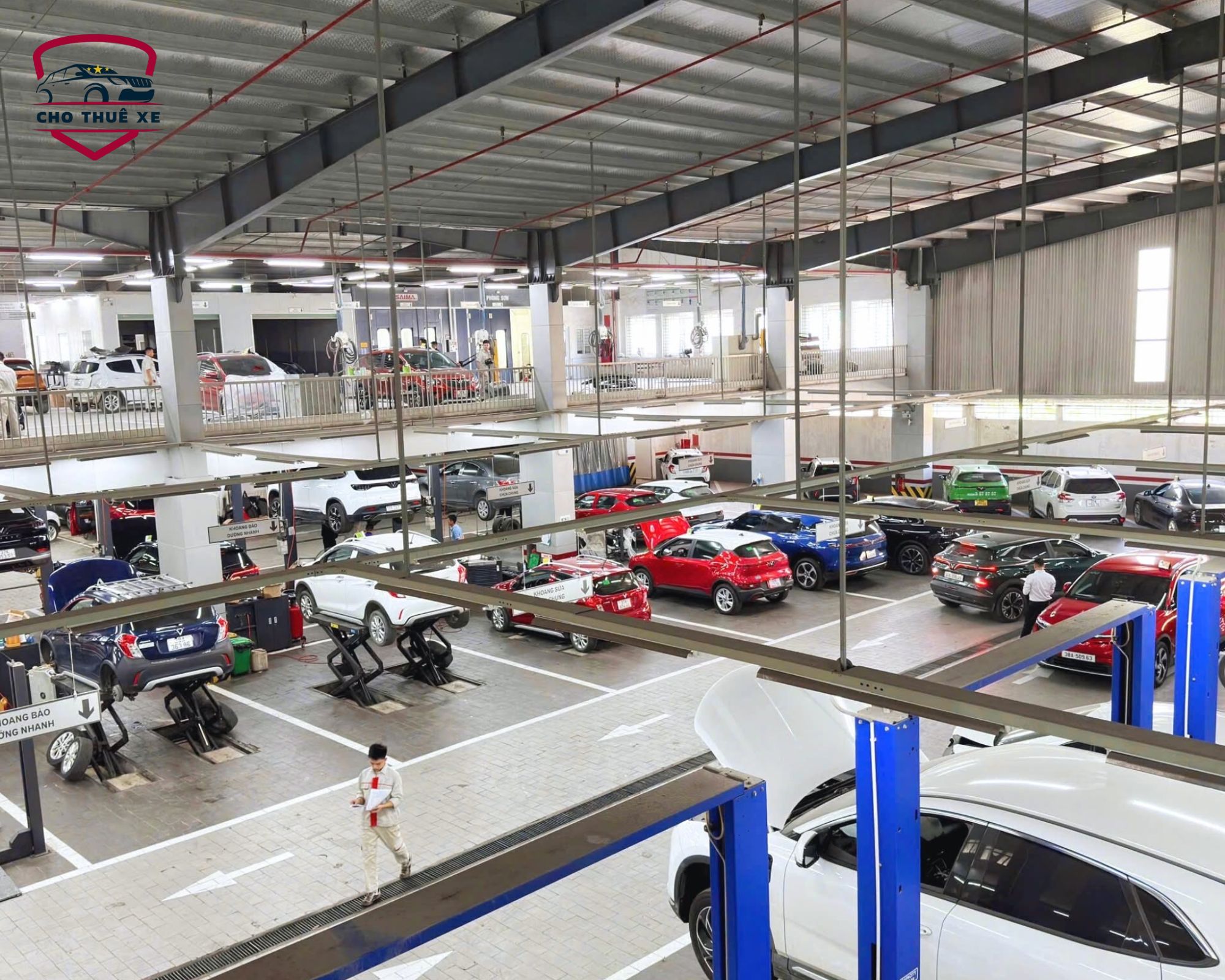 Xưởng dịch vụ ô tô đa tầng, các xe đang chờ và được nâng kiểm tra trong quy trình bảo dưỡng